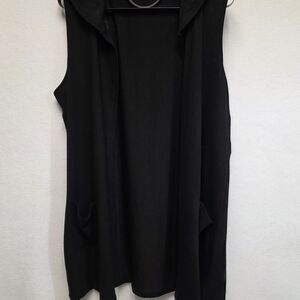 Love Scarlett Womens Size 1X Black Sleeveless Open Front Hooded Vest